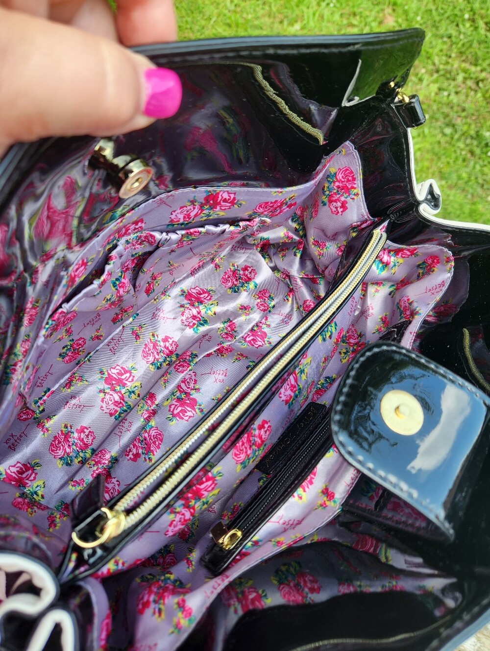 Betsey Johnson shoulder bag Shiny Black Gold Hearts Bow black/white stripe EUC - Picture 5 of 12